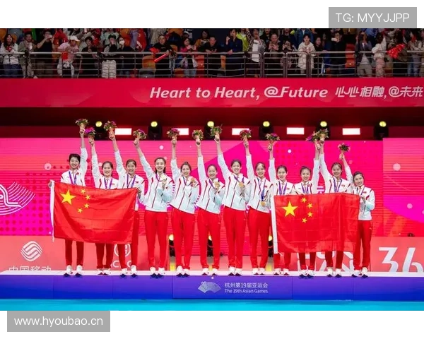 丁霞身上的名牌比我一个月工资还贵，转身上场就是汗和泥，反差笑出声